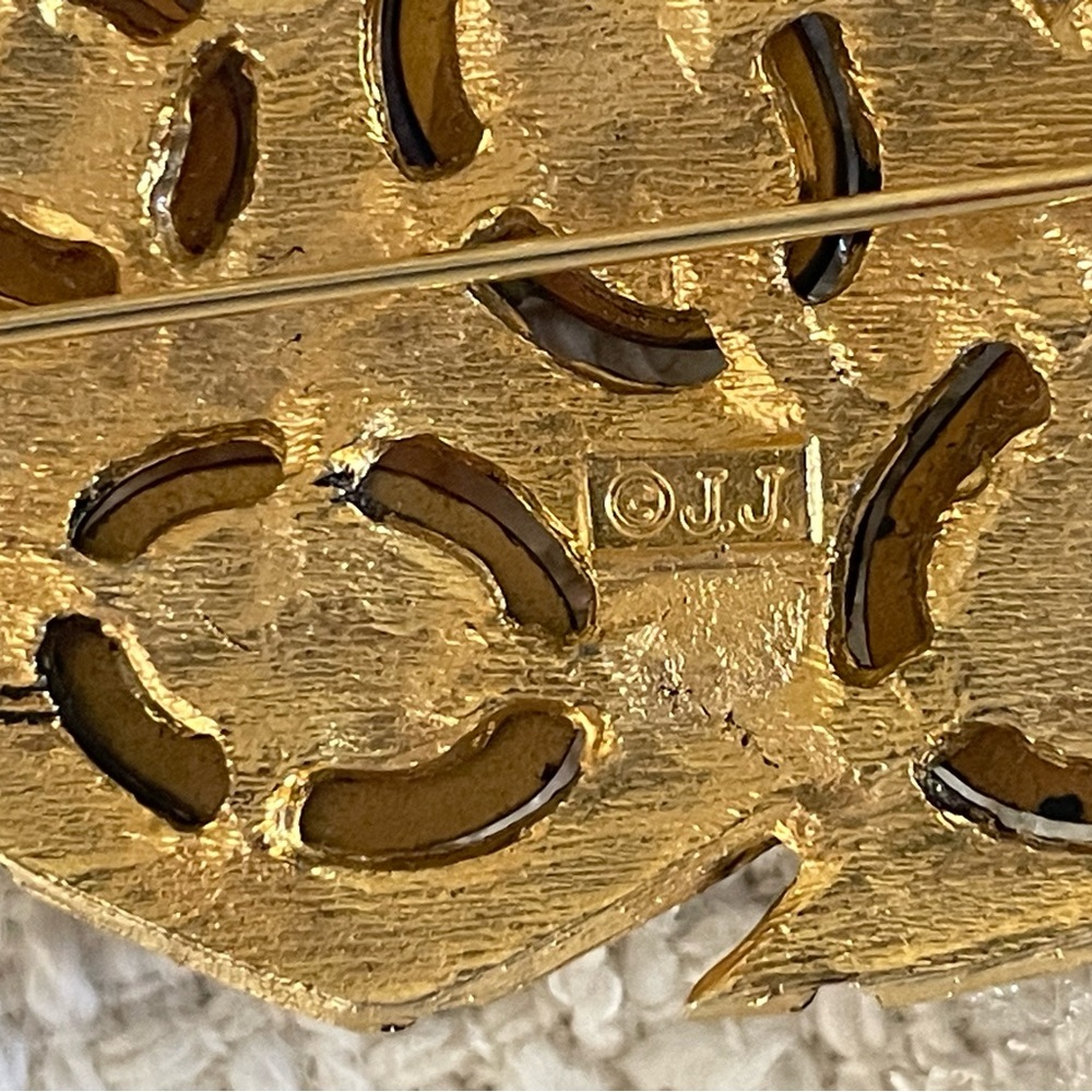 Vintage & Modern Brooch Collection, Gold, Reds,Greens, some stamped, 9 - Picture 10 of 11